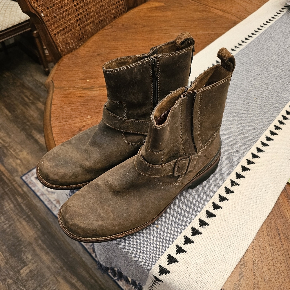 Mens Clack boots size 10